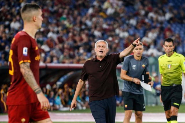 1632702581030027251.jpg mourinho-points-roma-2109-epa.jpg